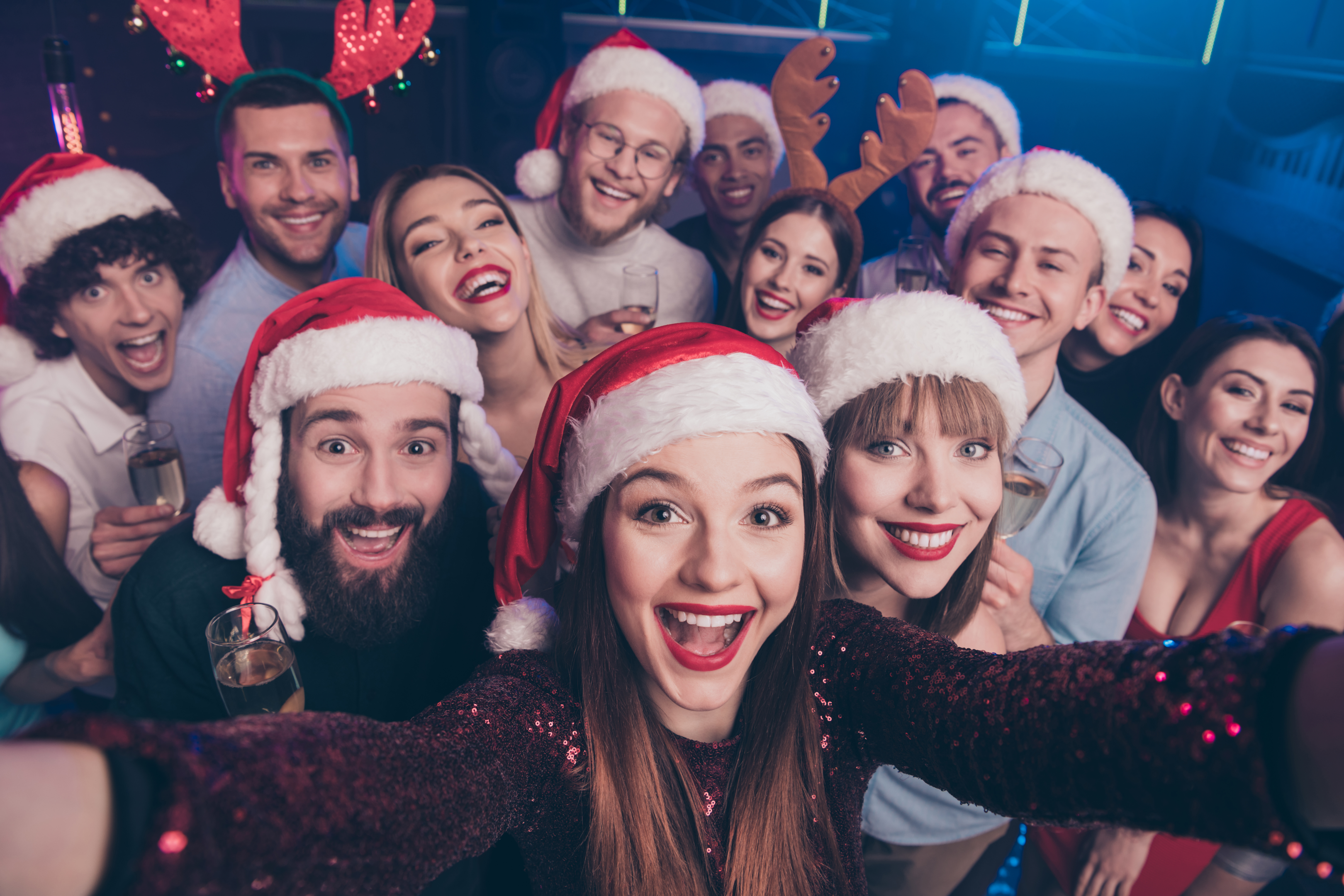 Is It Easy To Throw A Small Christmas Party with Mobile Bar Hire? -