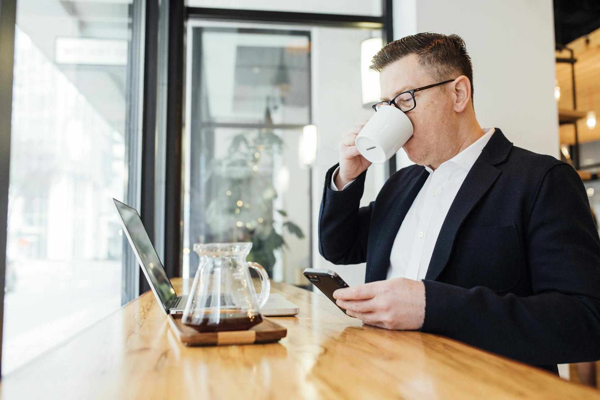 Full time employee working from cafe 