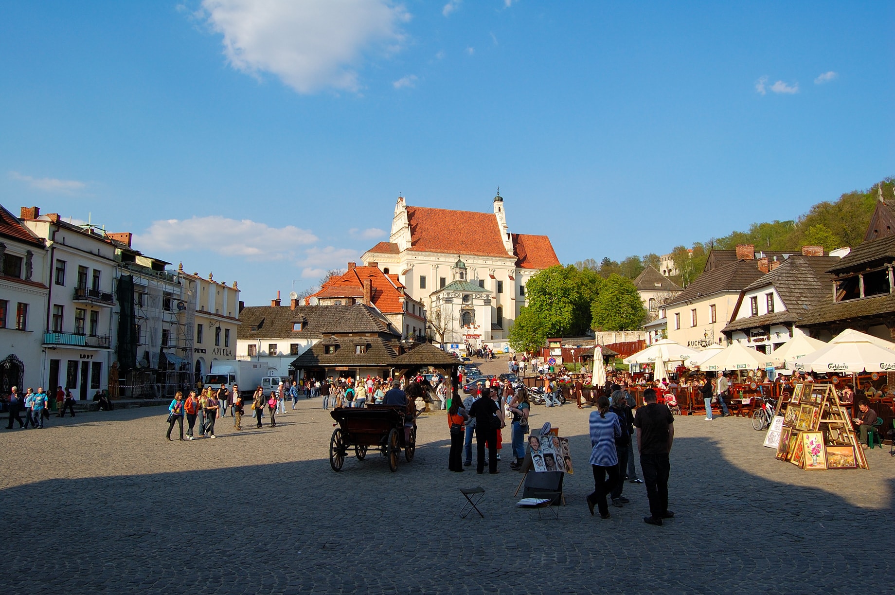 Rynek w Kazimierzu Dolnym (źródło: https://commons.wikimedia.org/wiki/File:Kazimierz-dolny-rynek-II.jpg)