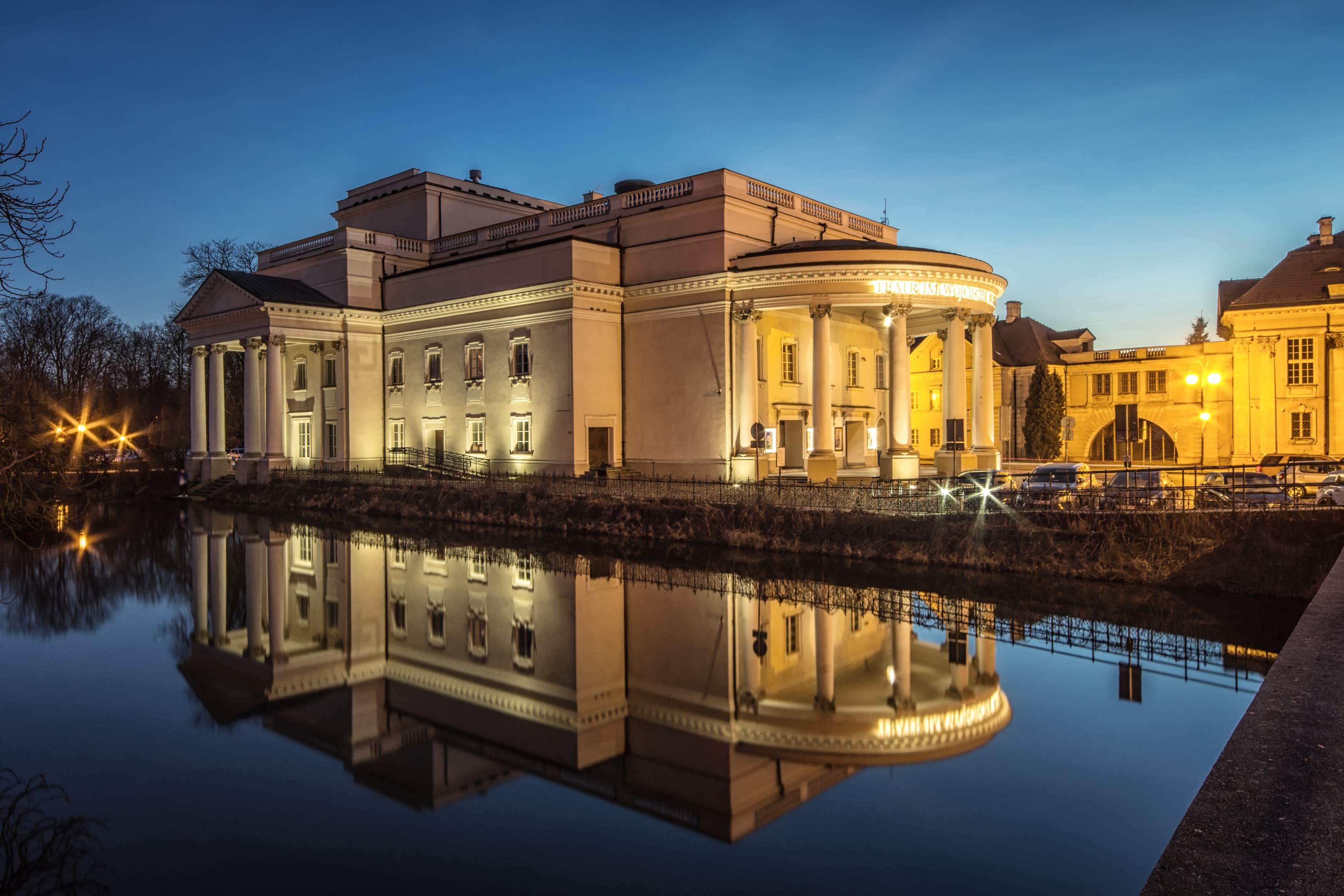 Teatr im. Wojciecha Bogusławskiego w Kaliszu (źródło: https://commons.wikimedia.org/wiki/File:SM_Kalisz_Teatr_Bogus%C5%82awskiego_2022(0).jpg)