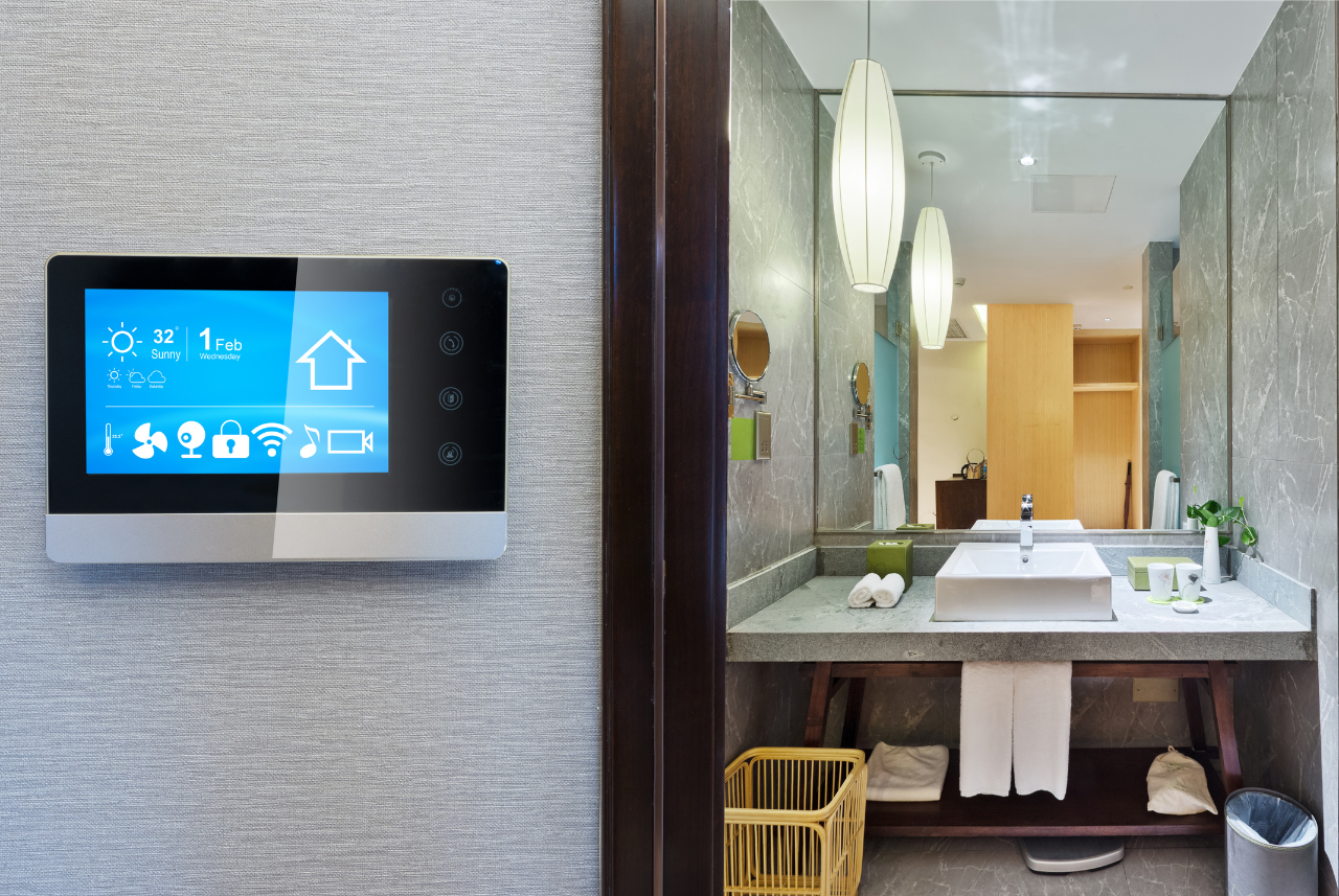 Smart skärm på väggen i ett smart badrum