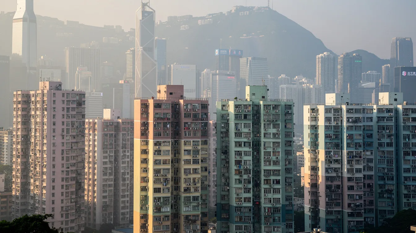 圖片展示香港現代住宅大廈,背景為繁華城市天際線,彰顯物業按揭及二按申請的市場環境。