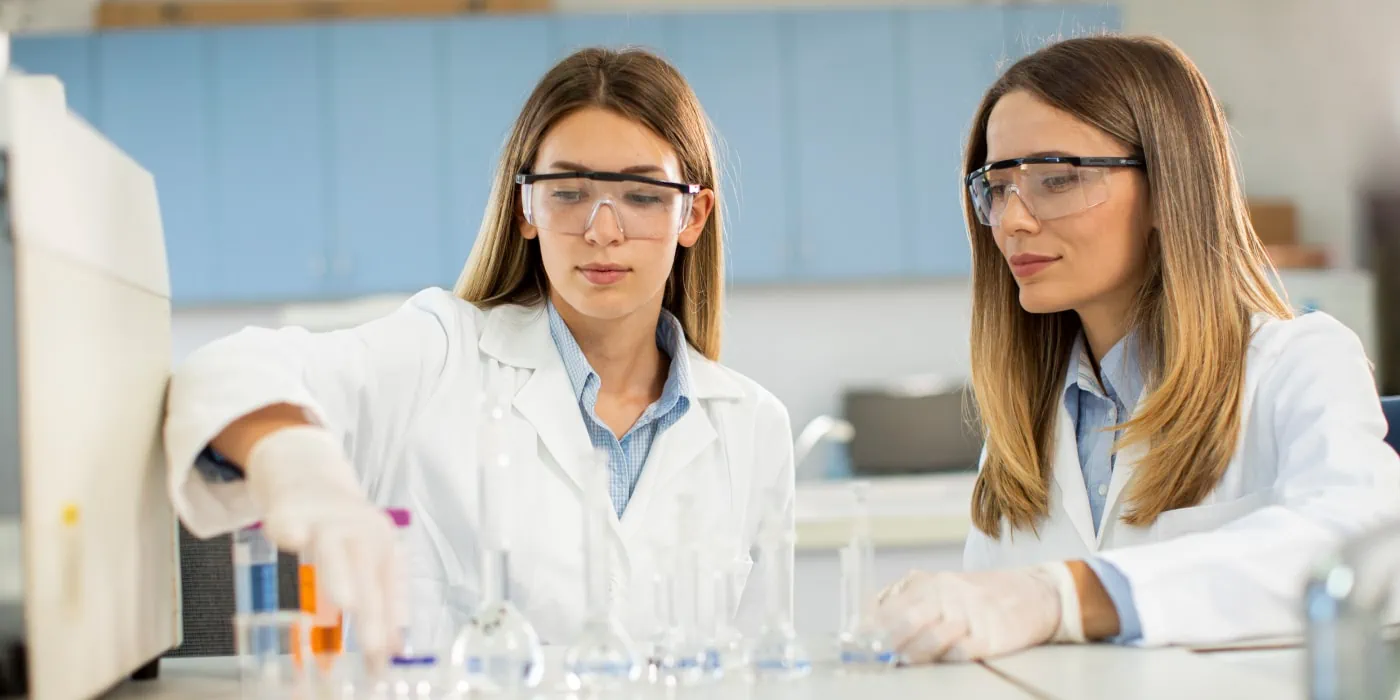 Anwendung von Kurkuma in der wissenschaftlichen Forschung - Zwei Frauen bei der Forschung im Labor