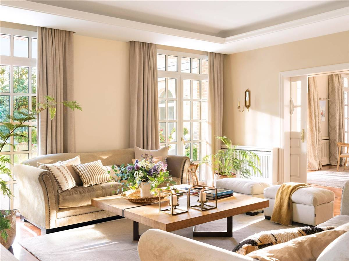 Gorden beige sebagai unsur dekorasi rumah, via elmueblo