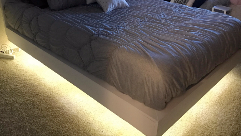 Éclairage LED sous le lit