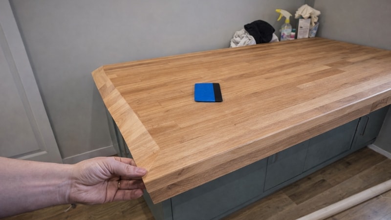 Applying the vinyl wrap on surface