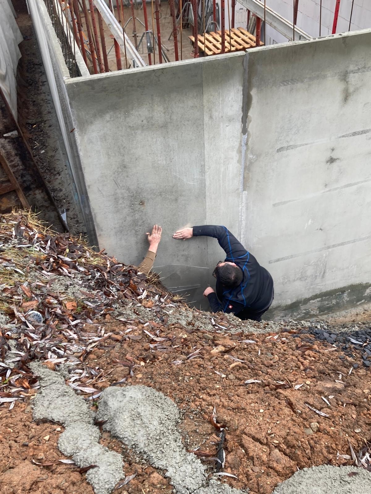 Anbringung einer Kellerabdichtung gegen drückendes Wasser