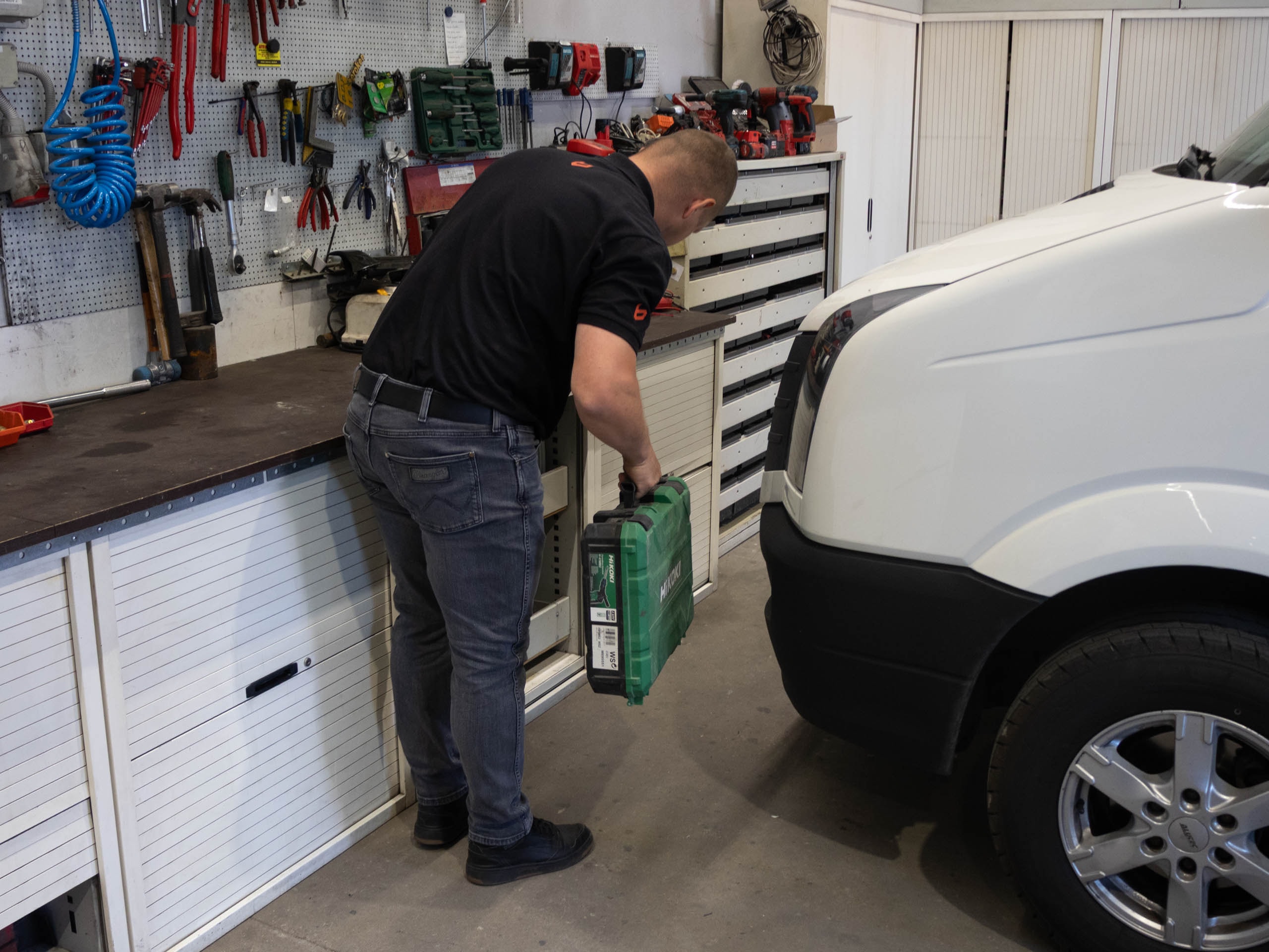 Szafa żaluzjowa – którą wybrać? Z roletą z tworzywa, aluminium czy metalu? 2 Zaleta szaf roletowych. Nieograniczony dostęp. Źródło: Brastech