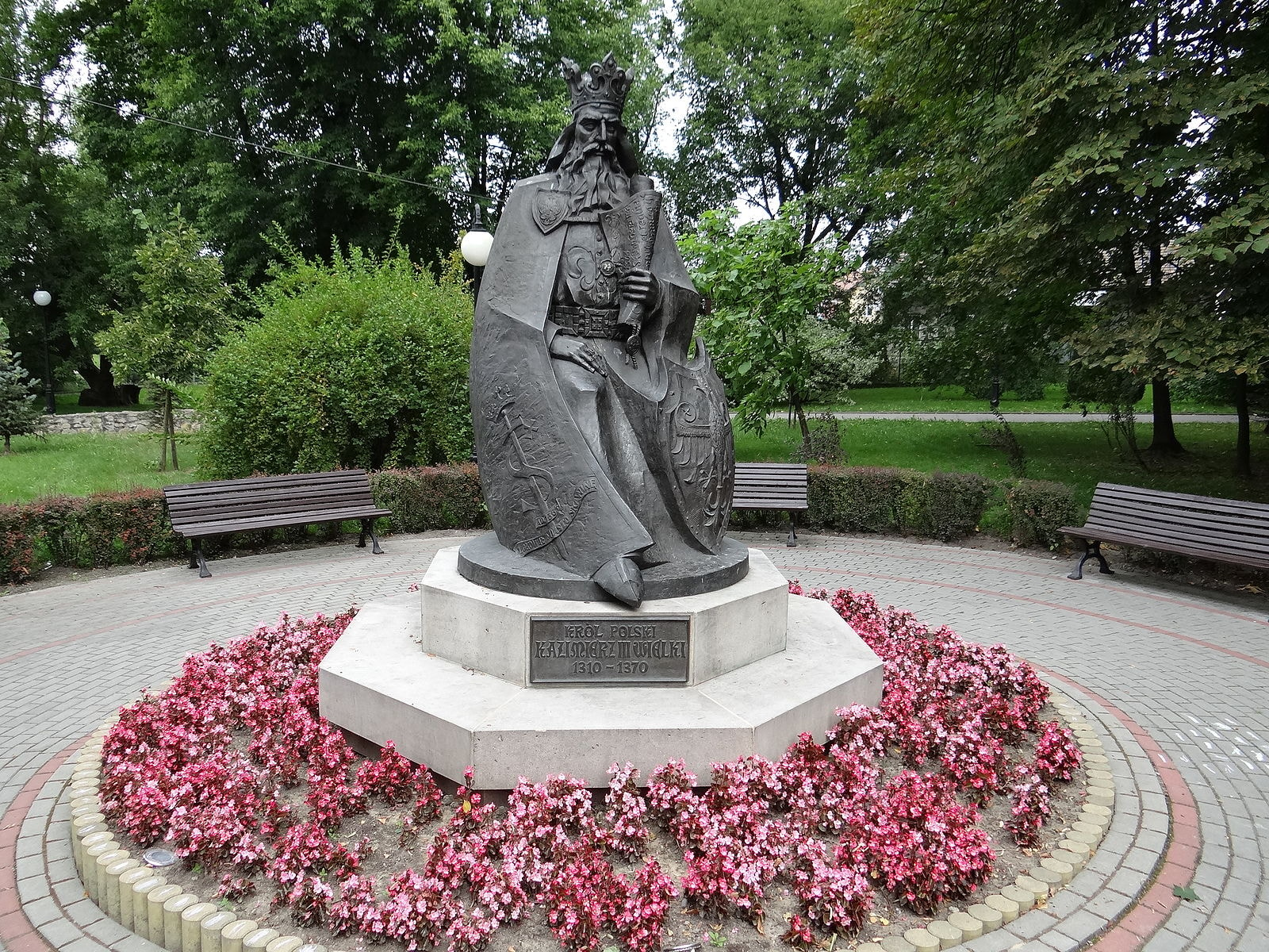 Pomnik Kazimierza Wielkiego w mieście Skawina w parku miejskim. Źródło: https://commons.wikimedia.org/wiki/File:616135_pow_krakowski_gm_Skawina_Skawina_park_miejski_07.JPG