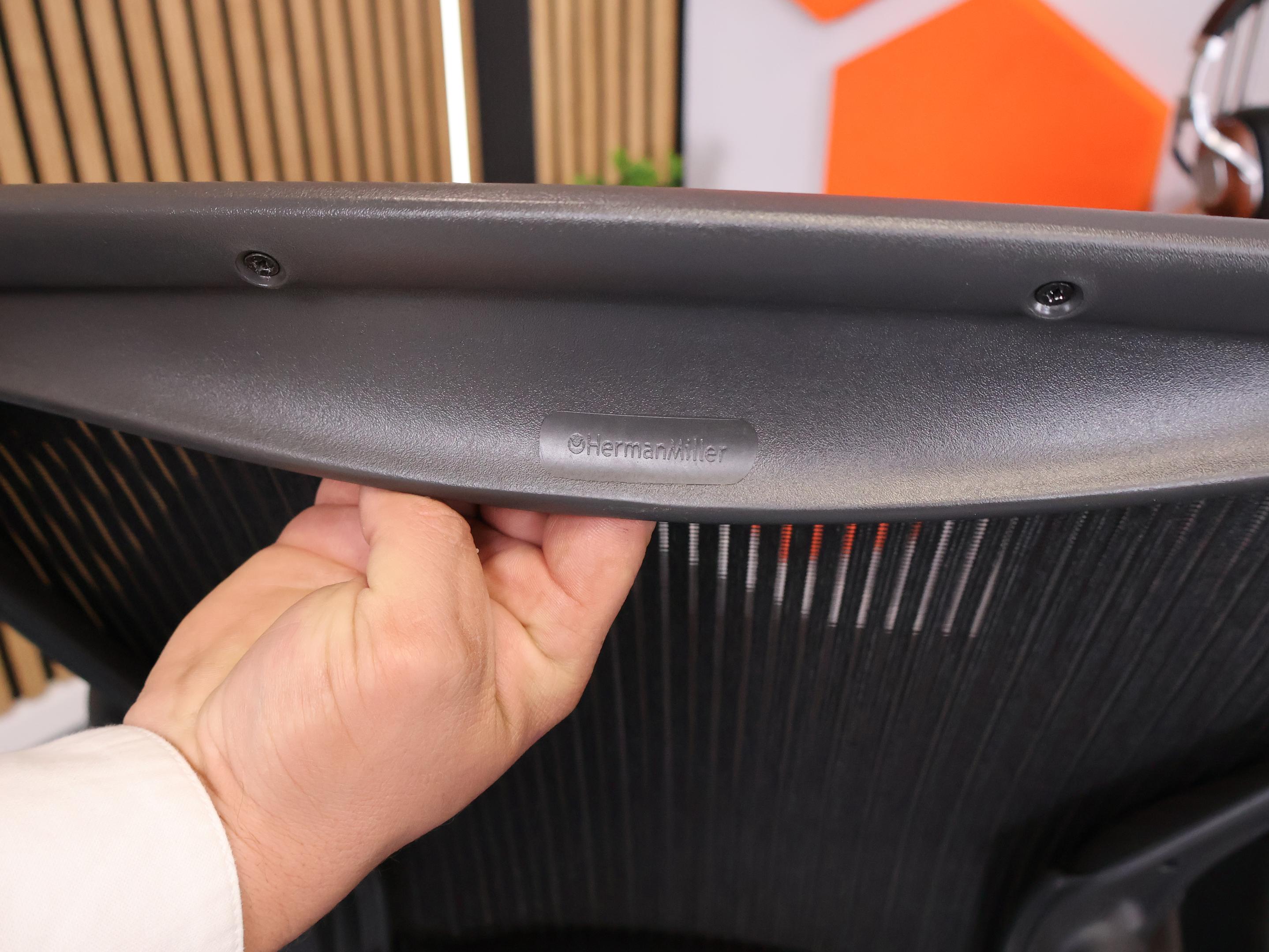 Herman Miller Aeron Classic – kompletna recenzja. Czy to naprawdę jeden z najlepszych foteli biurowych? 10 Miejsce spawdzenia rozmiaru Herman Miller Aeron Classic. Źródło: Brastech