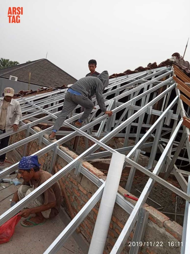 Konstruksi baja ringan untuk rumah tinggal karya Setia Mitra Saudara via Arsitag