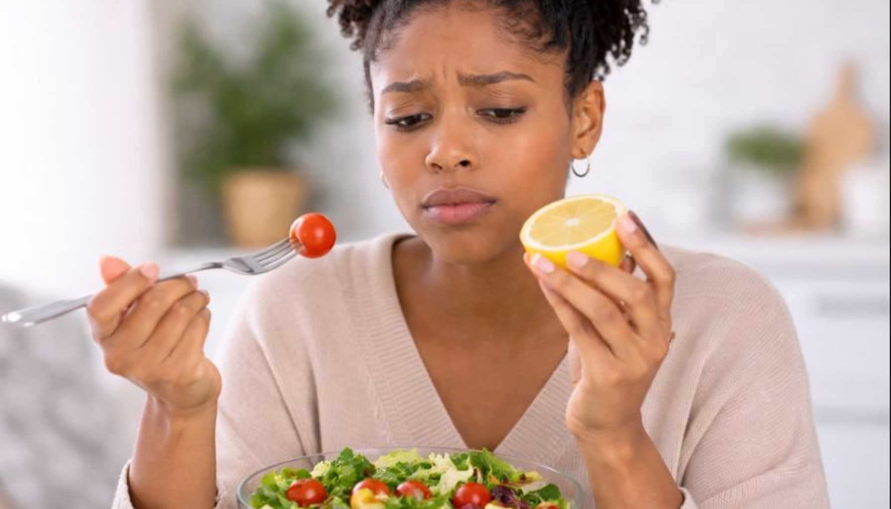 Mistet Smak og Luktesans: Hvordan Det Påvirker Munnhelsen 15 Kvinne opplever nedsatt smak og luktesans, undersøker mat, viser hvordan dette kan påvirke munnhelse.