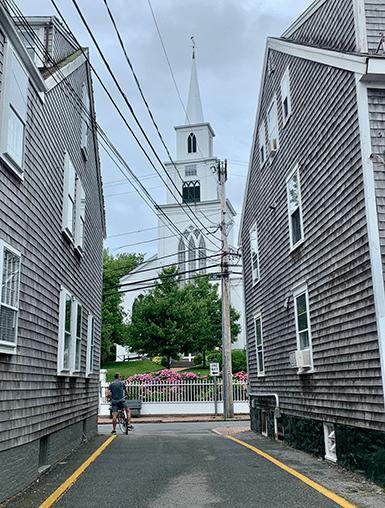 Looking at the architecture is one of my favorite things to do in nantucket. Downtown nantucket is bursting at the seams with gorgeous architectural gems!