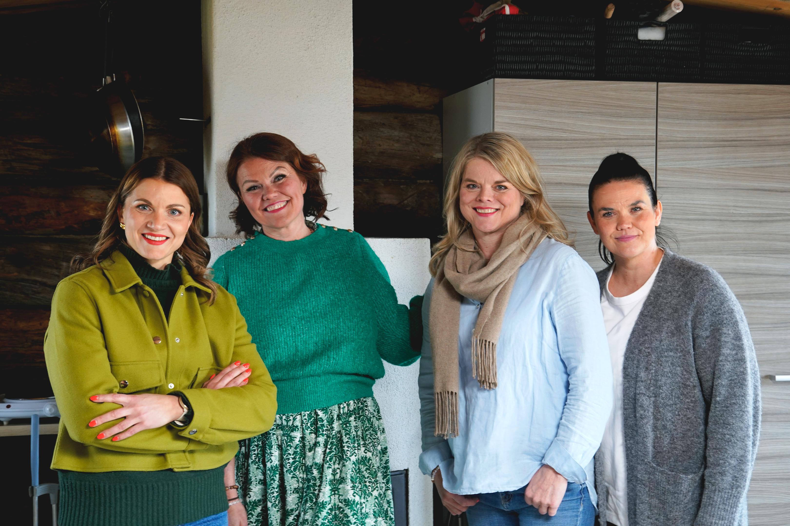 Sisustussuunnittelija neuvottelee mökin omistajien kanssa mökkiin tehtävistä muutostöistä.