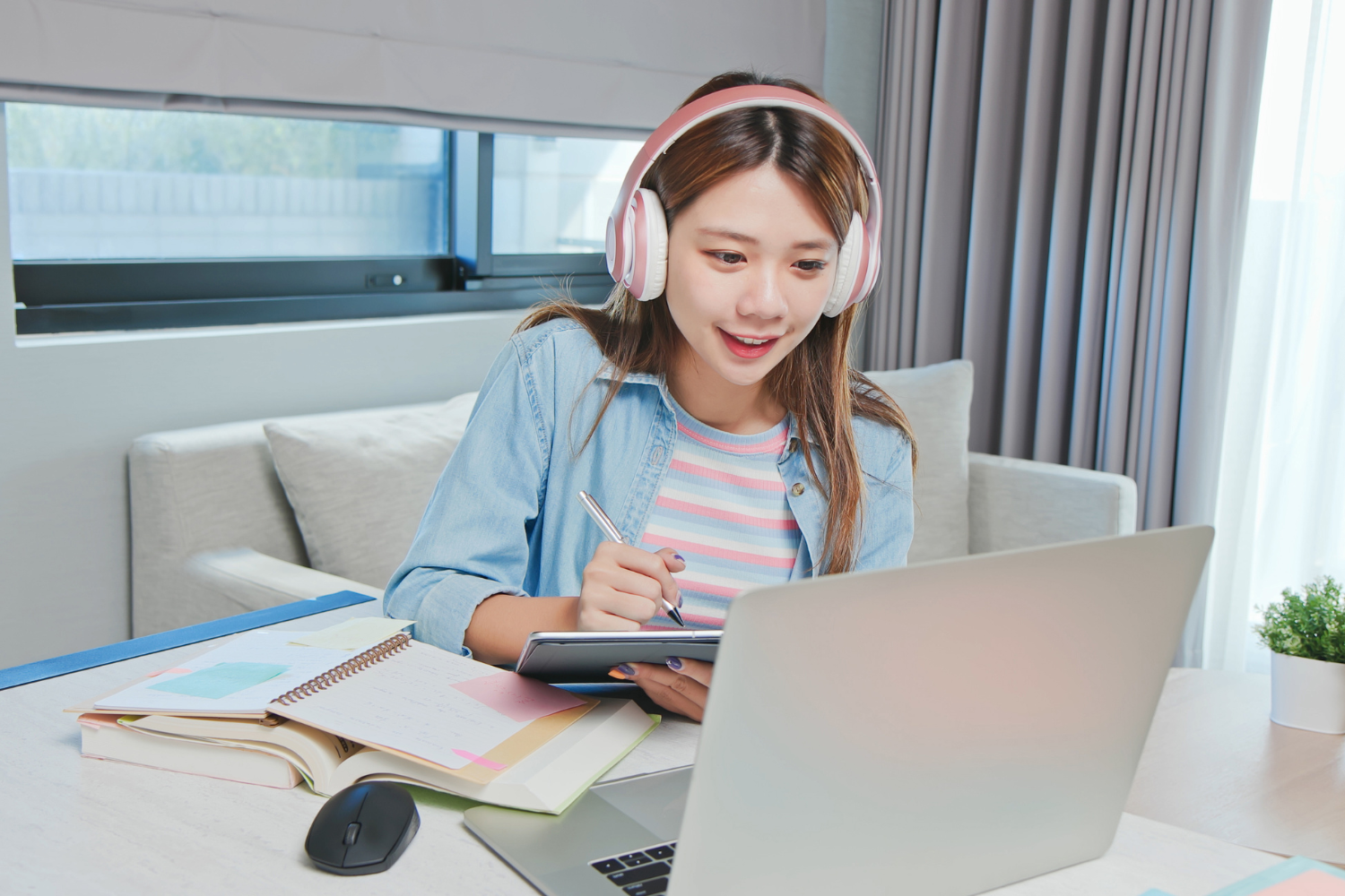 A Filipino remote employee taking an online course.