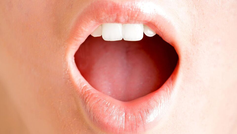 Als je toch dieper wilt kun je oefenen met een tandenborstel achterop je tong leggen. Pijpen met de mond wordt niet voor niks zuigen genoemd. 