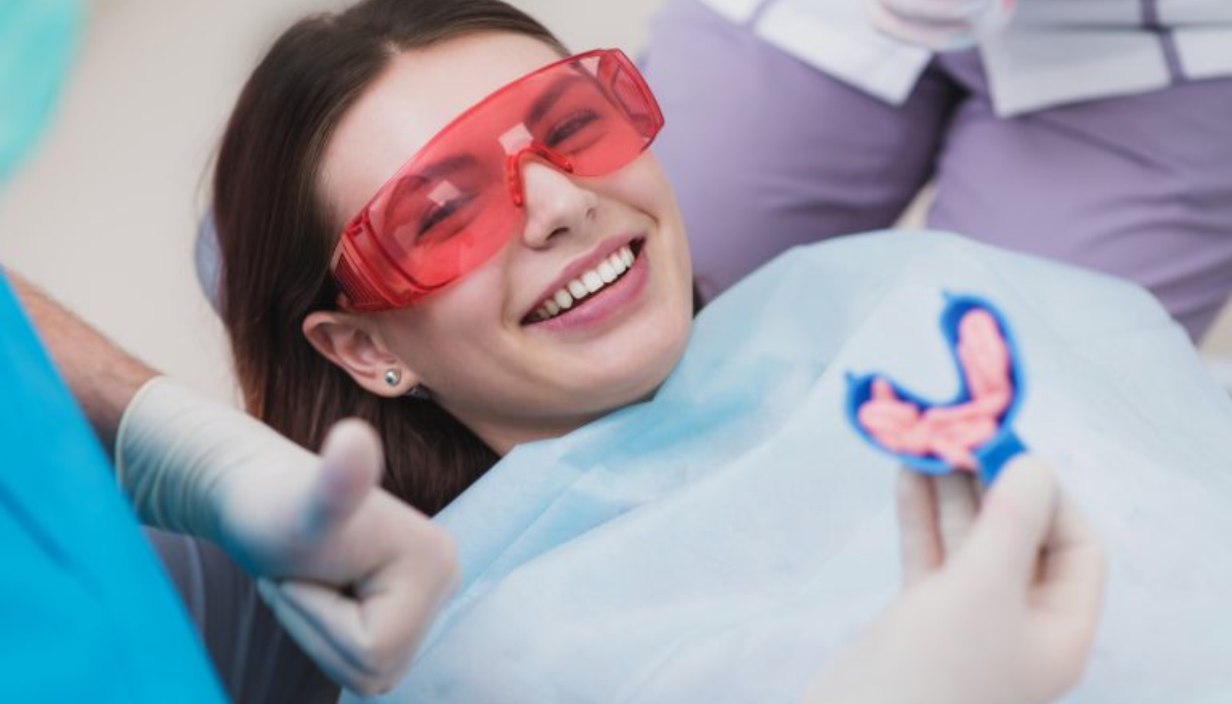 Syreskader Tenner: Når Emaljen Brytes Ned Over Tid 12 Pasient hos tannlege bruker beskyttelsesbriller og smiler mens tannavtrykk vises under trygg og rolig behandling i klinikk. syreskader tenner syreskader på tennene mat og drikke inntak av sure drikker sure drikker sure oppstøt ising i tennene sure oppstøt eller oppkast syreholdig mat og drikke skyll munnen med vann sur drikke unngå overforbruk av sitrusfrukter sitrusfrukter og sure drikker munnen med vann syreskader sur mat beskytte tennene tennene ph verdi spist eller drukket lav ph verdi hyppig inntak les mer kontakt med tennene tennene dine gode råd bruk myk tannbørste skyll munnen vann etter inntak brus juice inntak av sur myk tannbørste drikk vann unngå syreskader hatt spiseforstyrrelser tap av tannsubstans pusser tennene risiko for syreskader tennene rett mer sårbare store skader puss tennene drikker emaljen myk bruk sugerør emaljen tenner vann unngå mer brus behandling munnen tannlegen syre dersom tannemaljen hos skader tannlege juice bruk viktig gir tannhelse ofte oppkast bør beskytte forebygge råd derfor tid drikk kommer hyppig spesielt redusere erosjon utsatt stor