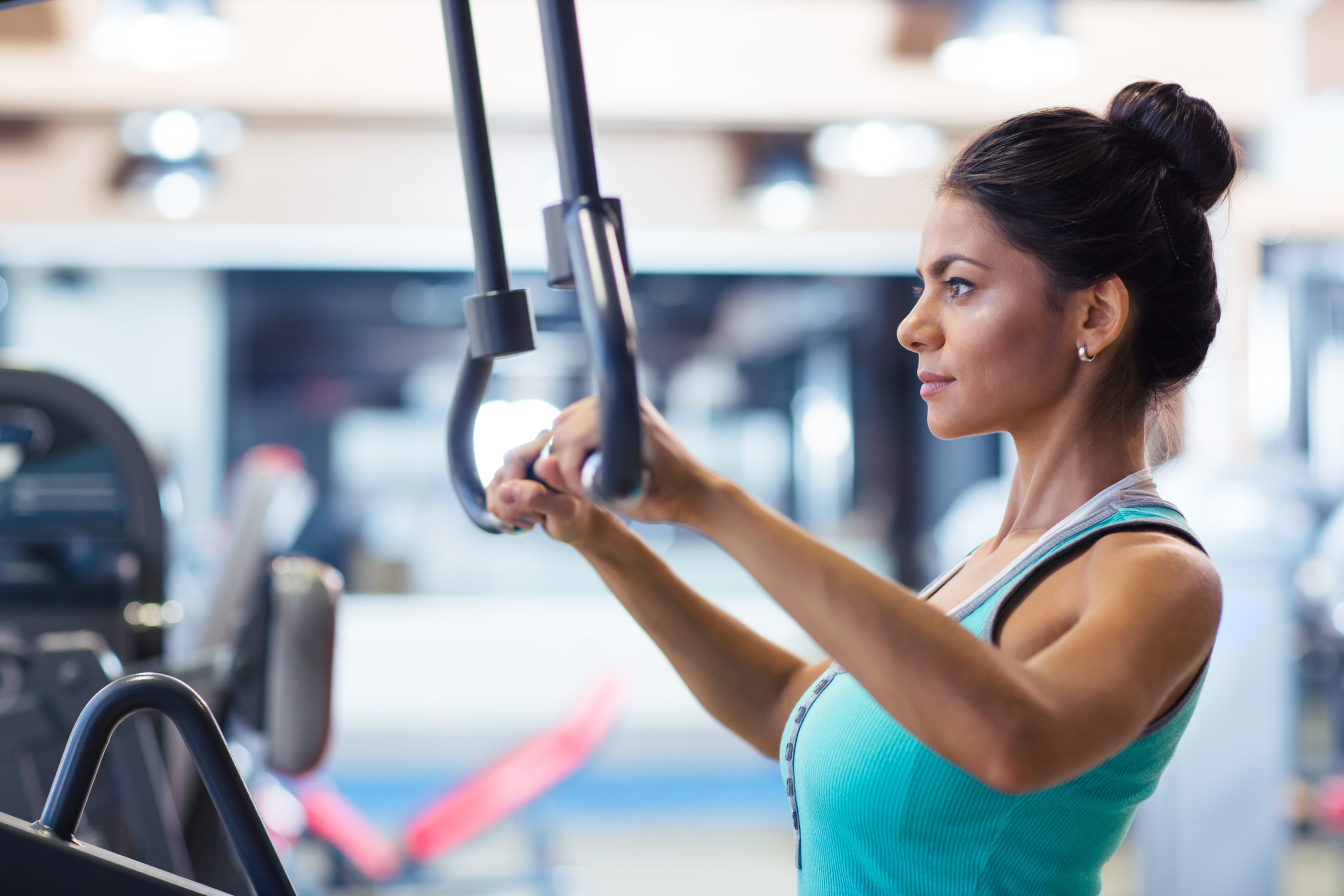 Von Muskeln Bis Metabolismus: Wie Krafttraining Dein Leben Verändern Kann! 29 Kraftsportlerin im fitnessstudio