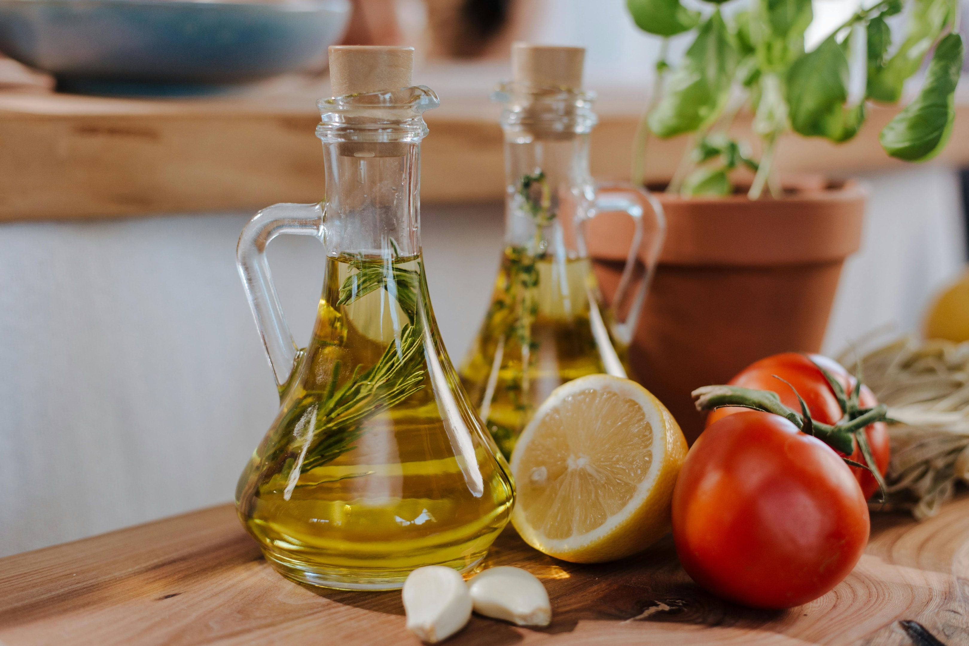 An illustration comparing saturated vs polyunsaturated fats.