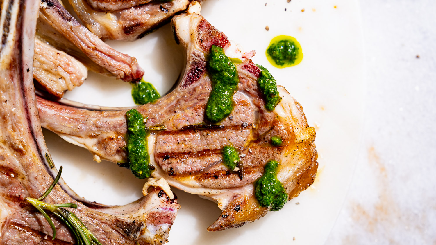 Juicy grilled lamb chops with coriander-chili sauce