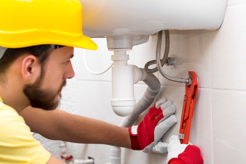 Installateur arbeitet der Spüleninstallation.