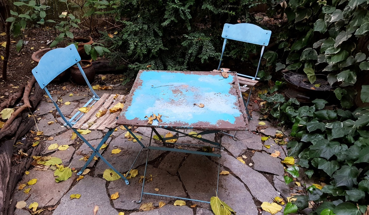 Remove rust from iron garden furniture - Small metal patio furniture - rusted surface - tabletop main affected area 