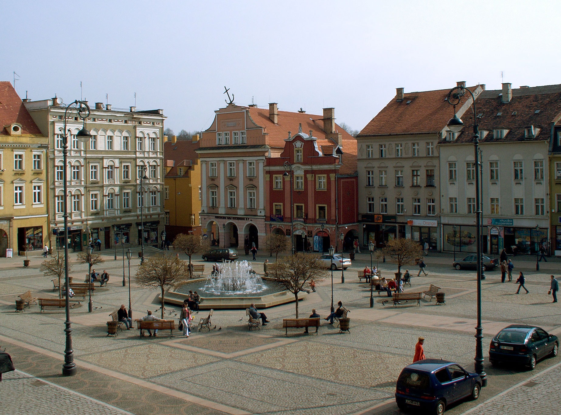 Rynek w Włbrzychu (źródło: https://commons.wikimedia.org/wiki/File:Walbrzych-rynek.jpg)