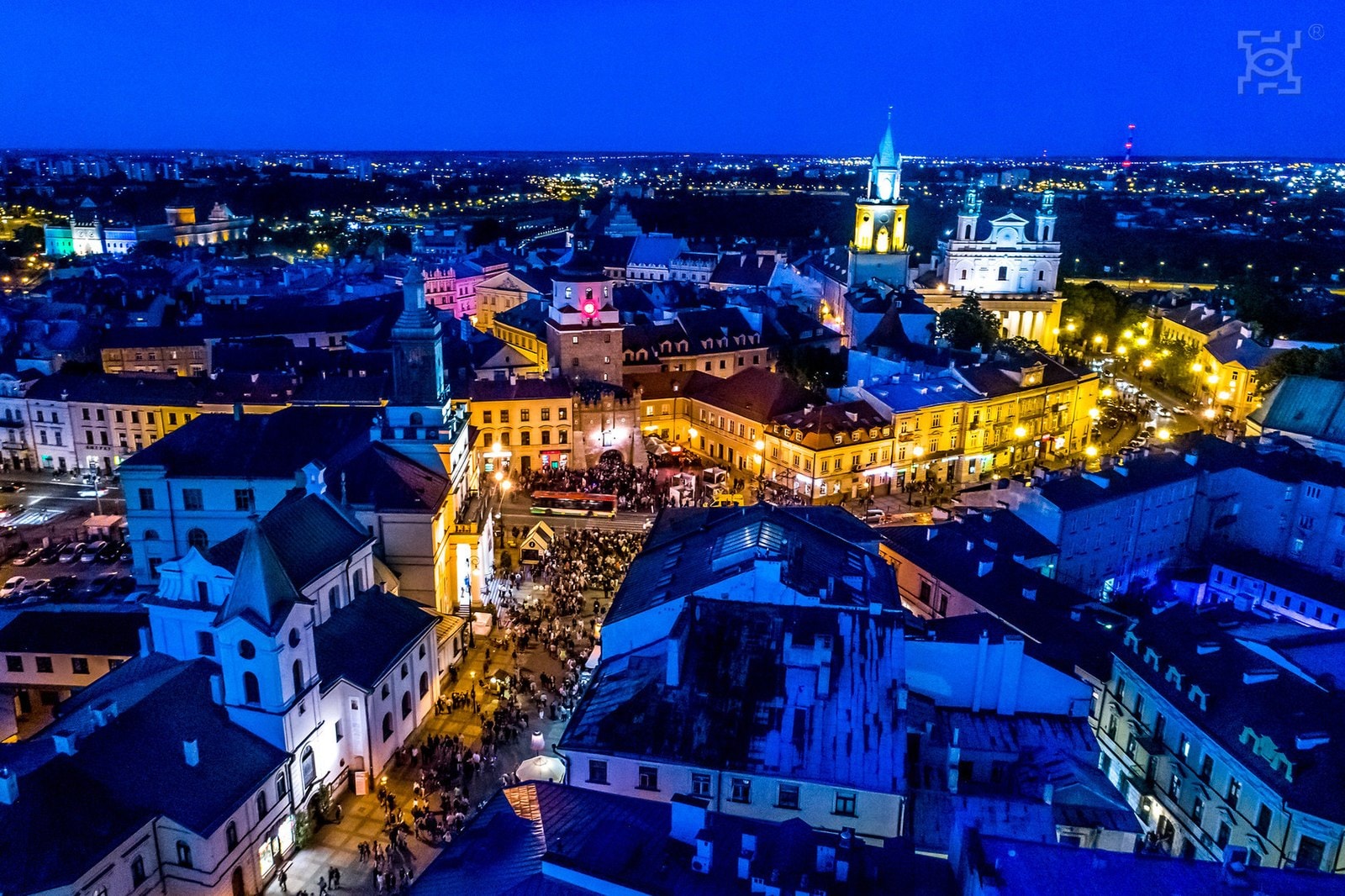 Widok na liczne restauracje i klimatyczne uliczki Lublina - z lotu ptaka nocą. Źródło: https://commons.wikimedia.org/wiki/File:Lublin_-_panorama_Starego_Miasta_noc%C4%85.jpg