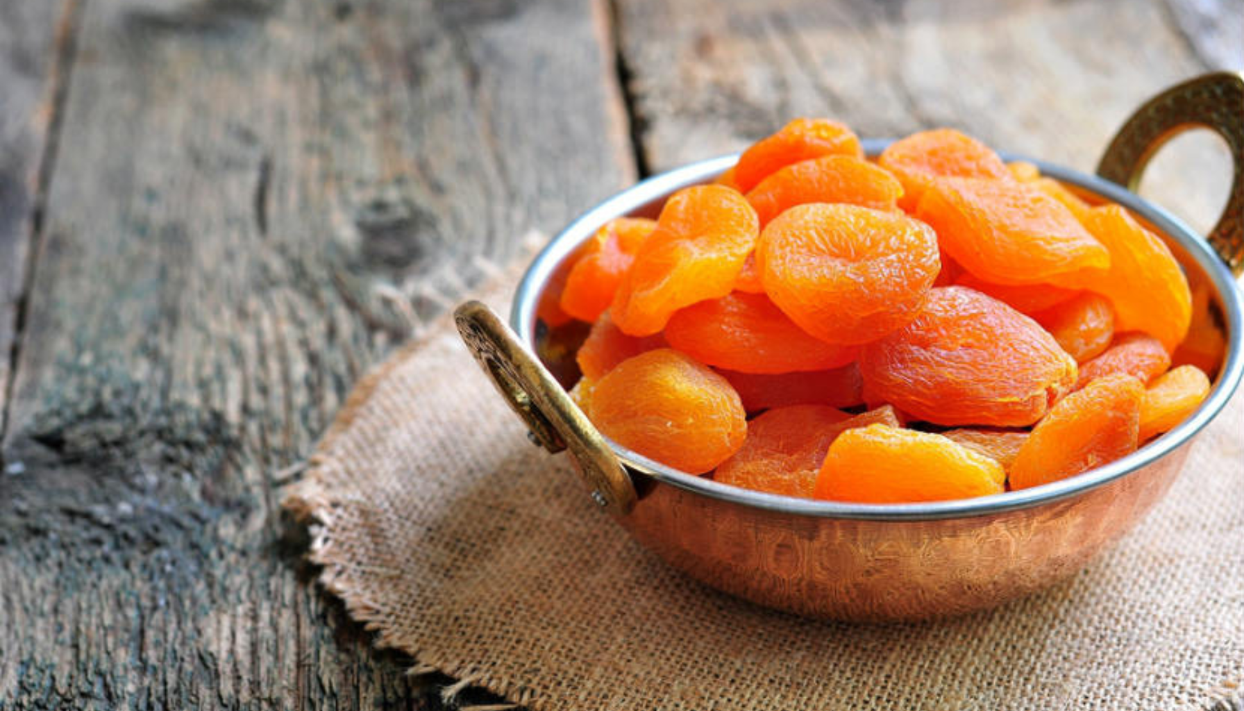 Skål med tørkede aprikoser – en vanlig kilde til sulfitter.
