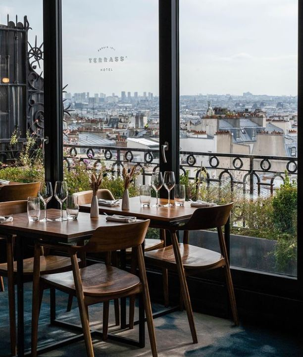 paris restaurant view of the eiffel tower