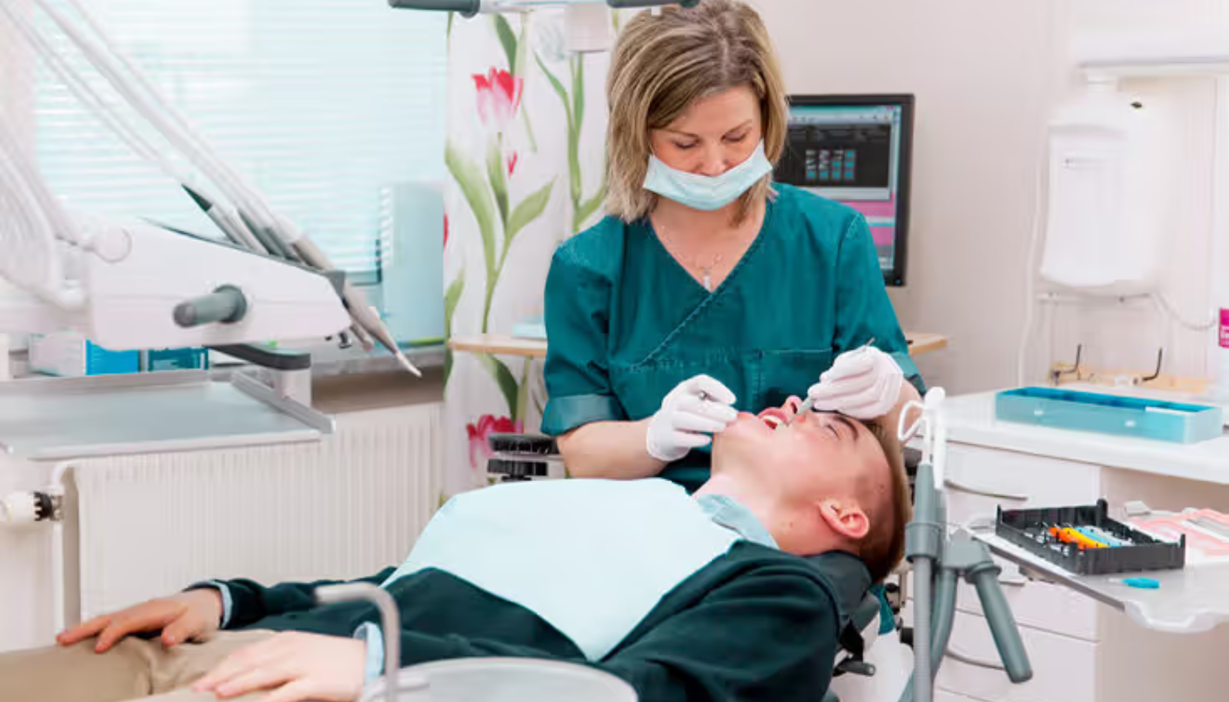 Trekke tann på blodfortynnende – Viktig å vite før inngrepet 9 Tannlege behandler pasient som ligger i tannlegestol, med moderne utstyr i klinikken.