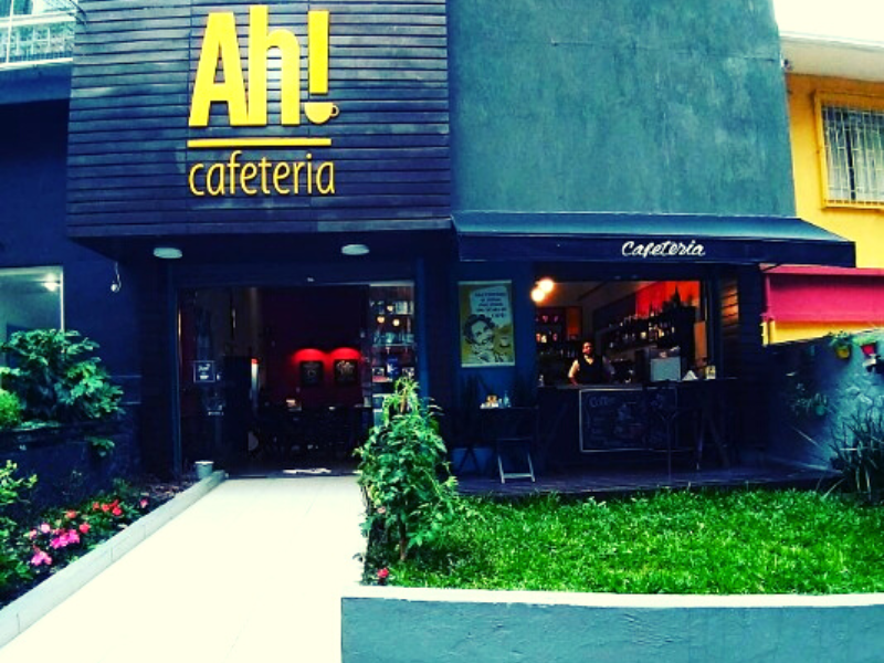 Fachada da Ah! Cafeteria em Curitiba. Foto:Reprodução: instagram.com/ahcafeteria/