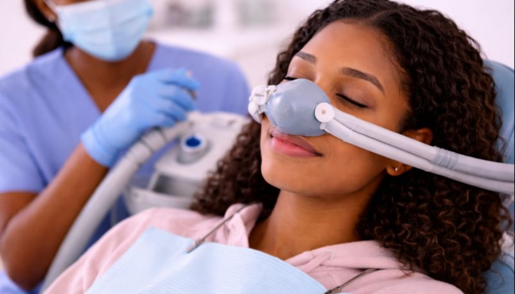 Sedasjon hos Tannlegen: En Trygg Løsning for Engstelige Pasienter 10 Avslappet pasient mottar sedasjon hos tannlege, viser trygg løsning for engstelige pasienter.