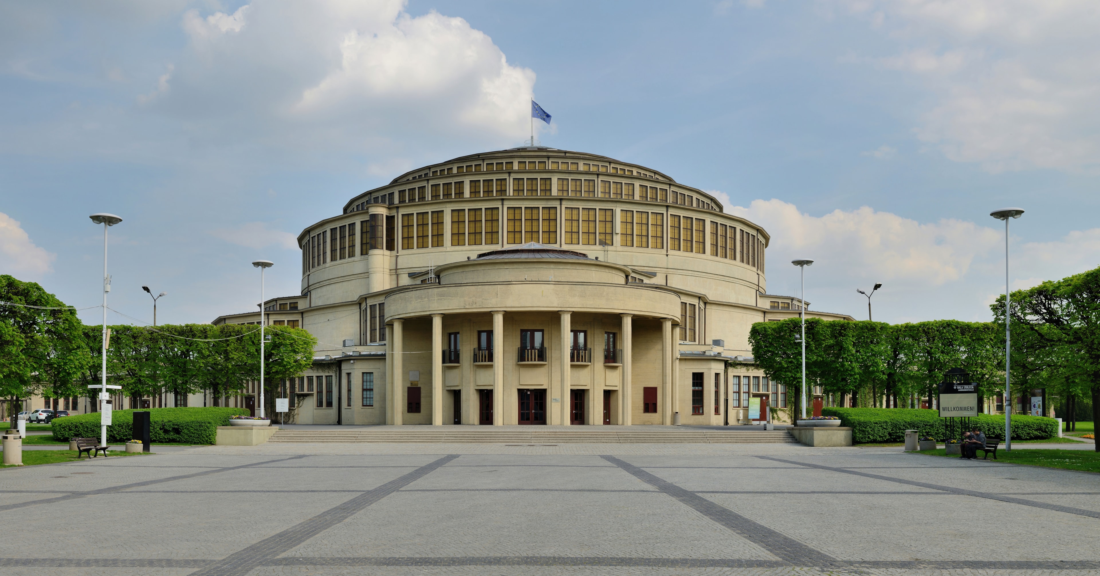 Hala Stulecia we Wrocławiu (źródło: https://commons.wikimedia.org/wiki/File:Wroc%C5%82aw_-_Jahrhunderthalle1.jpg)