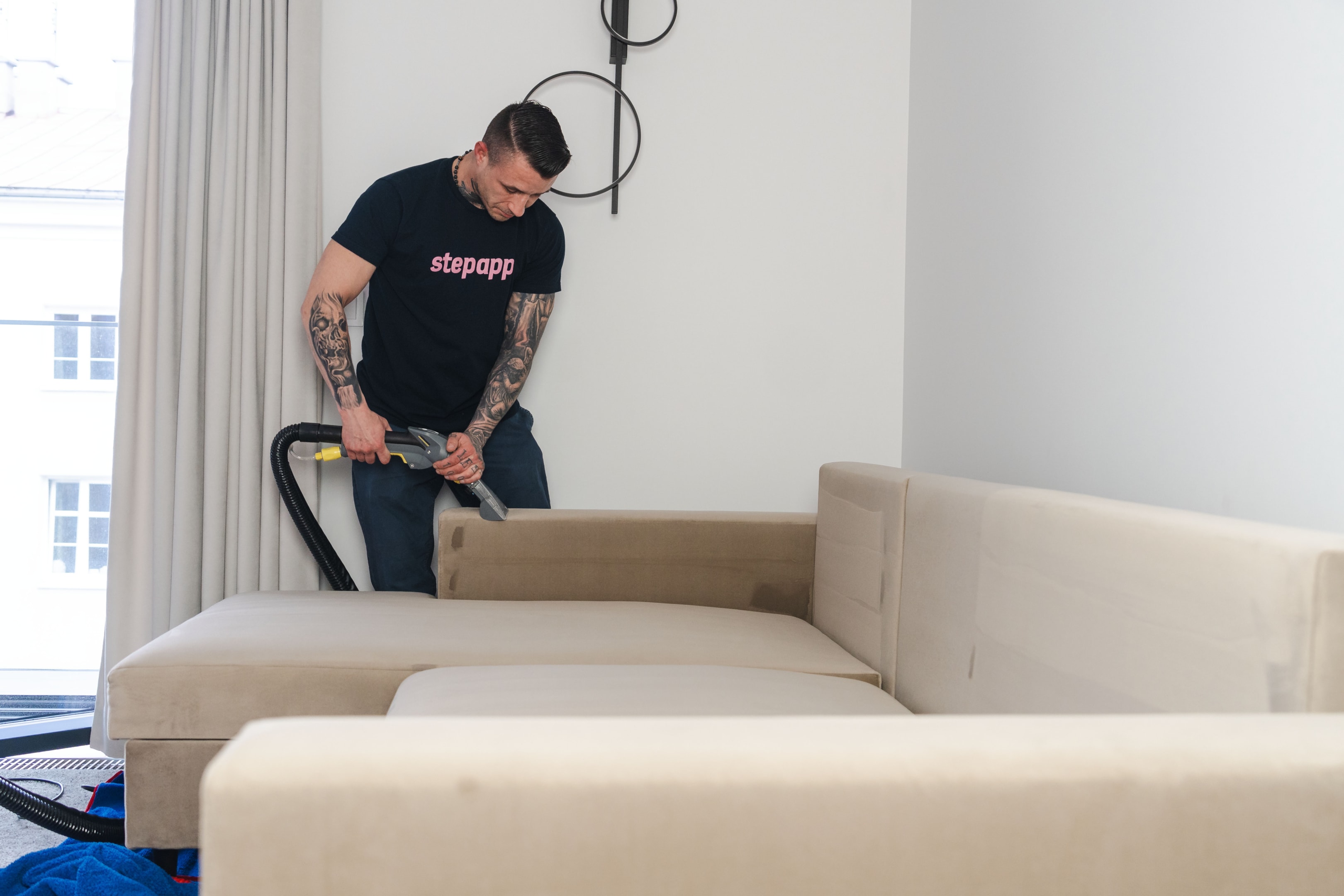 . The image depicts a clean and well-maintained mattress, showcasing its entire surface free of stains and dust, emphasizing the importance of regularne czyszczenie materaca for a healthy and comfortable sleep.