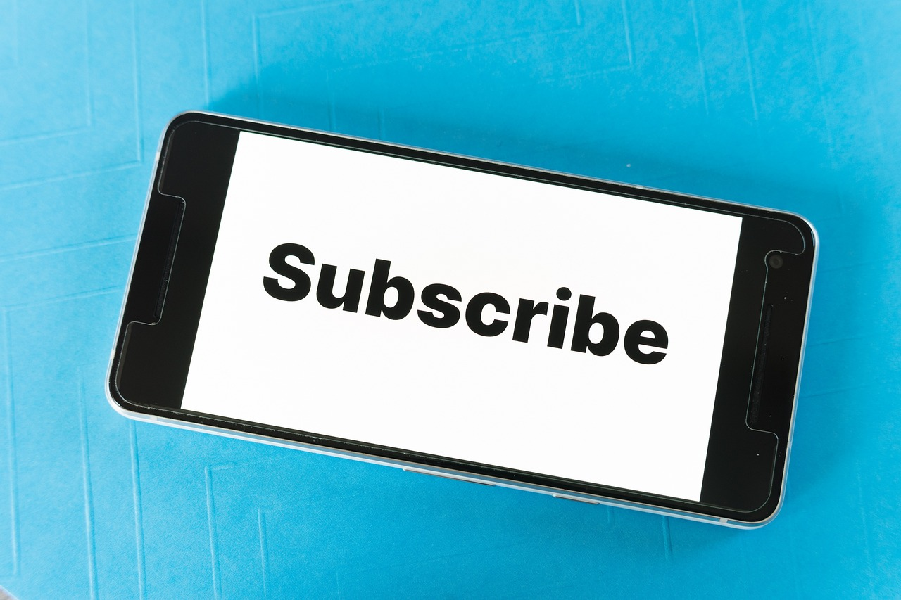 Een smartphone toont het woord 'subscribe', symbool voor het aangaan en opzeggen van abonnementen.