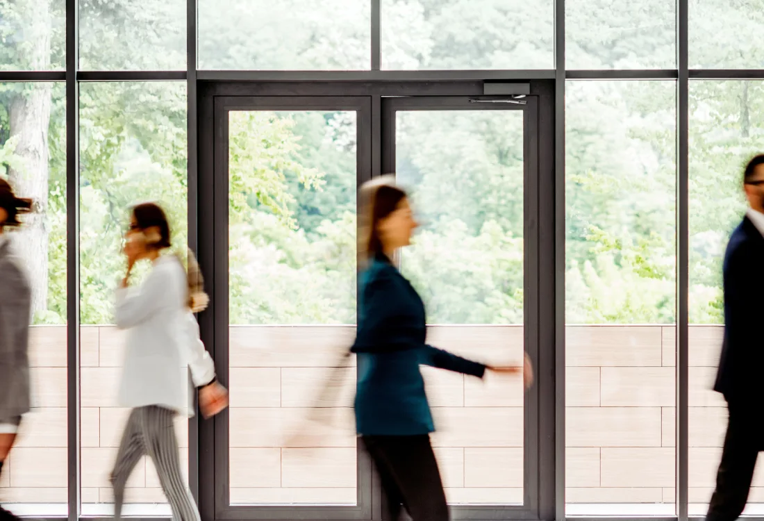 Julkisen tilan matot voivat myös yhdistää kaksi eri julkista tilaa: esimerkiksi kauppakeskuksen ulkopuolisen puiston ja sisääntuloaulan. Sisääntulomatto toimii myös tärkeänä osana siirtymistä sisätiloihin.