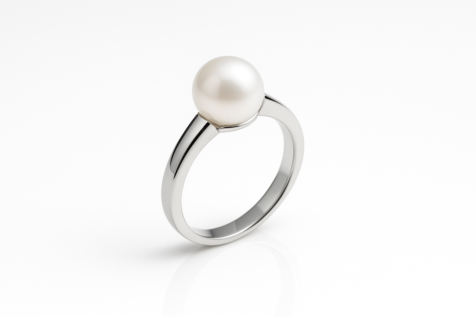 Žiedas su baltu perlu ant balto fono