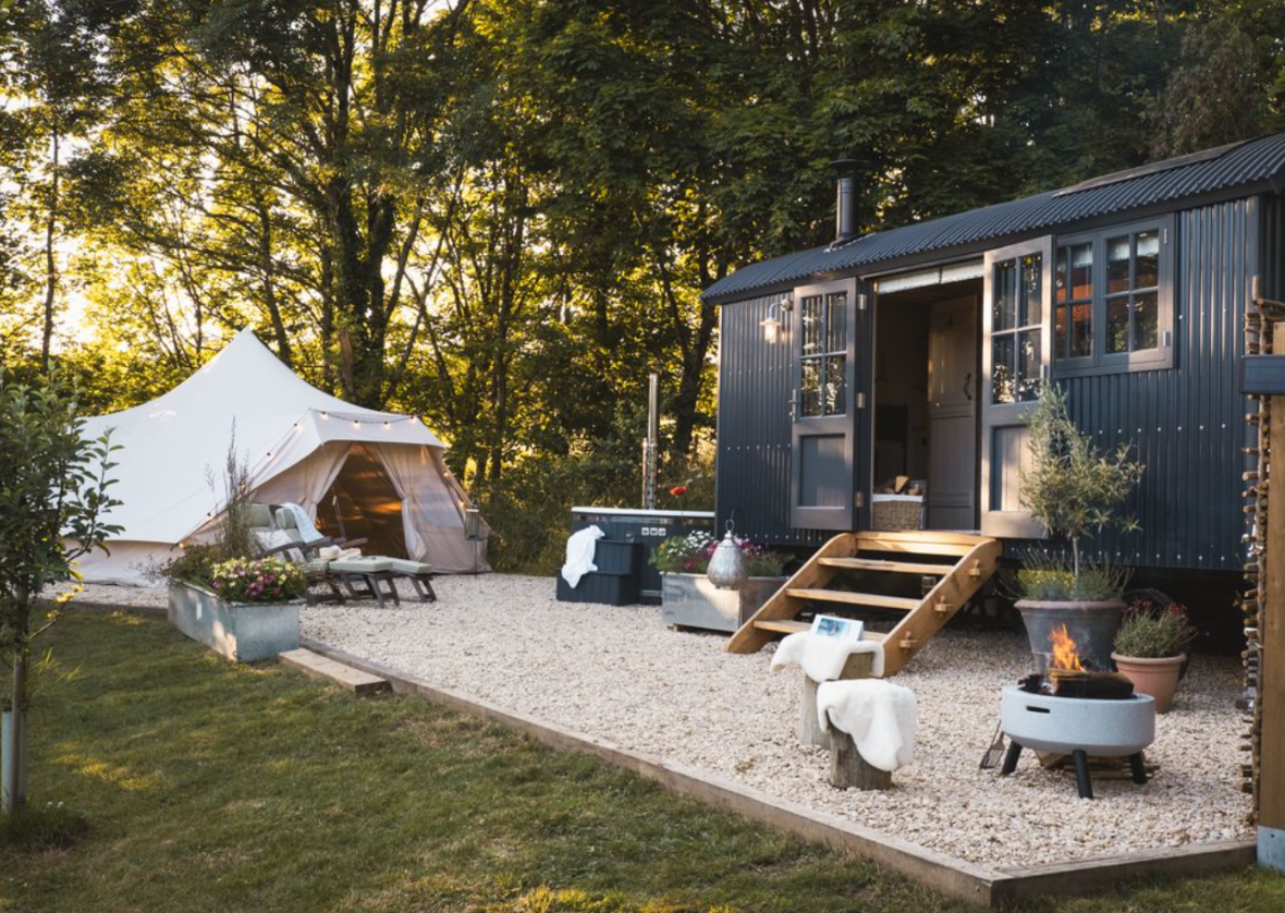 Moonshine, a charming, single-storey shepherd’s hut positioned in the tranquil outskirts of St. Erme, Cornwall. Hot tub. Romantic. Pet-friendly. Rural. 