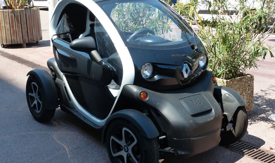Czarny microcar (mikrosamochód) marki Renault.