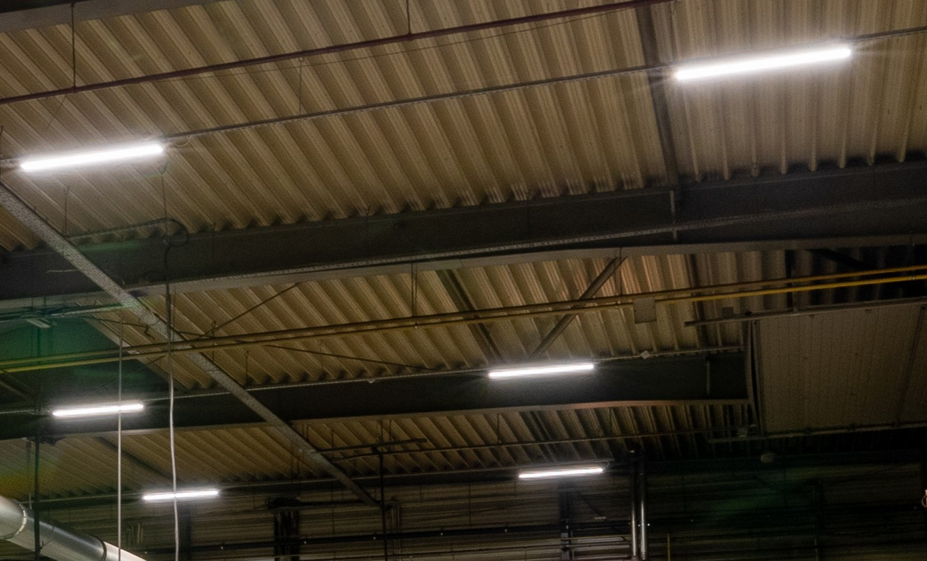 Przykład oprawy LED w hali przemysłowej.