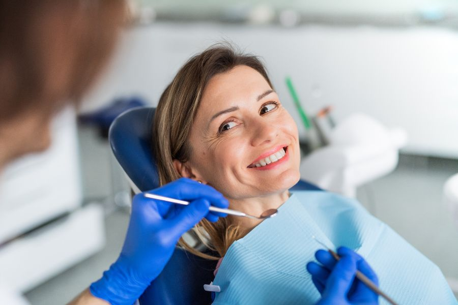 Plomba zakładana przez lekarza stomatologa ma na celu zabezpieczenie odsłoniętych tkanek zęba