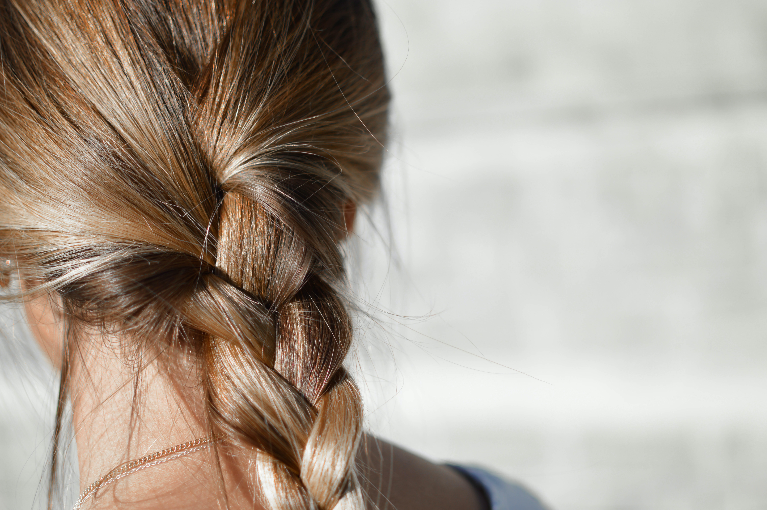 Lockerer Zopf statt eng gebunden um Haarausfall vorzubeugen