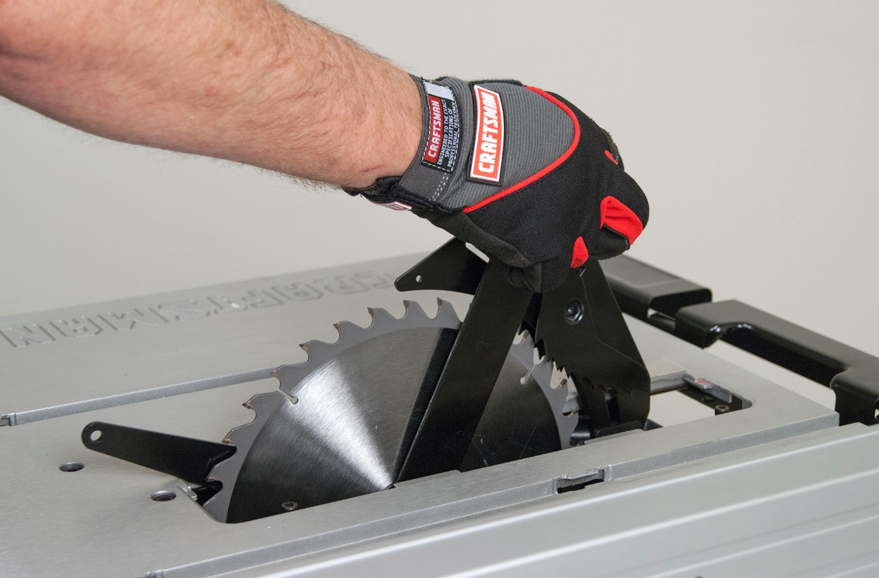 Alt text: Step-by-step guide for safely attaching a new blade to a table saw