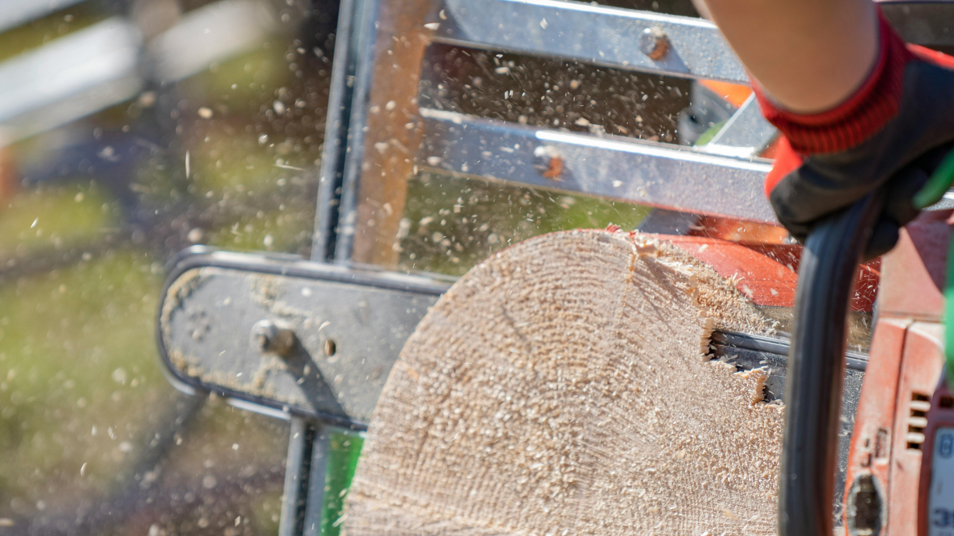 An example of a chainsaw using a frame-mount to cut a log.