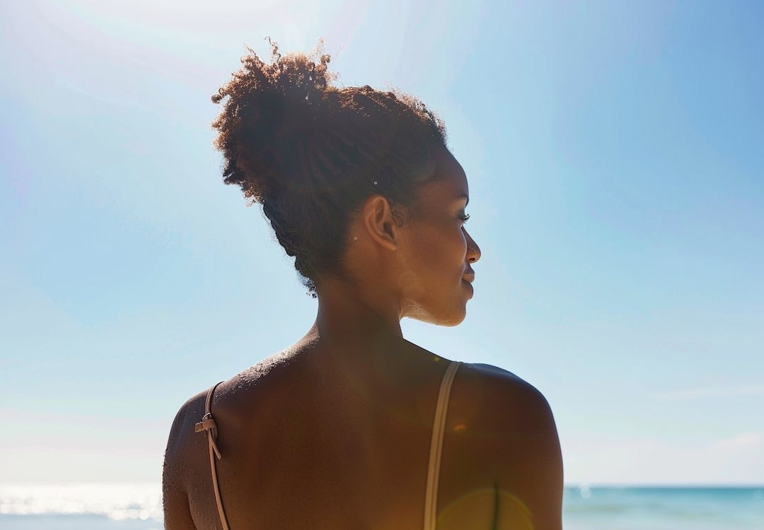 woman using toxin free sunscreen