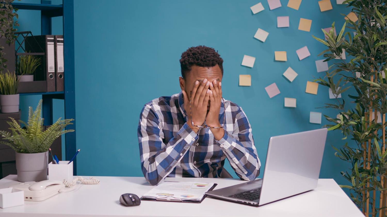 man realizing his mistake when dropshipping