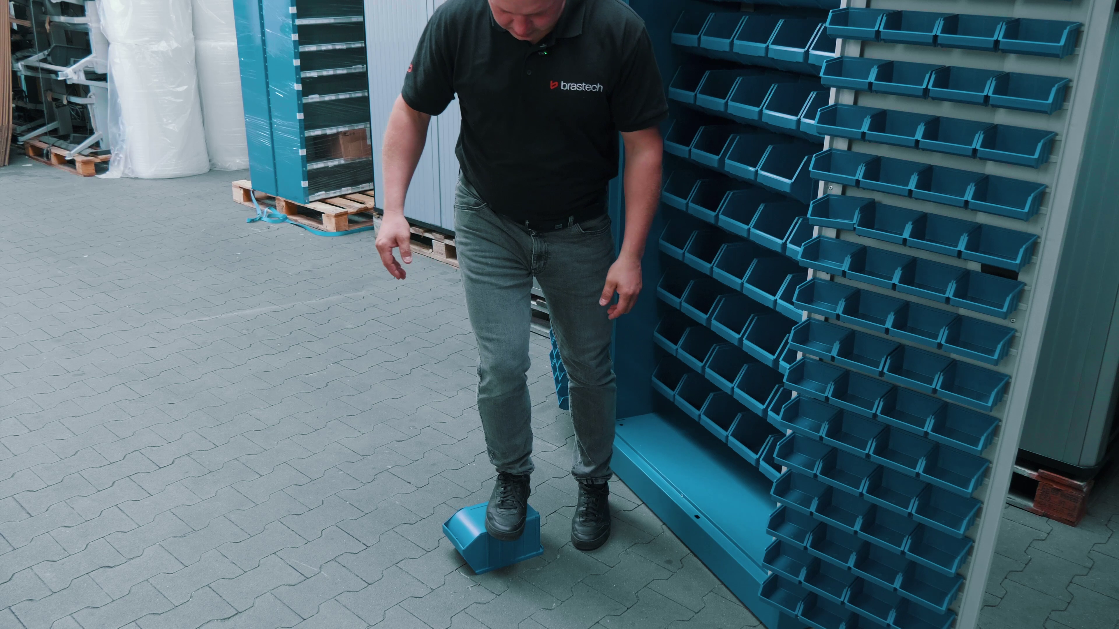 Szafa z pojemnikami Brastech – funkcjonalność, trwałość i jakość wykonania 3 Test wytrzymałości pojemników. Źródło: Brastech