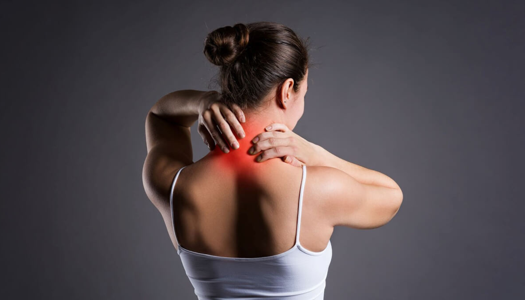 Vondt i nakke? Årsaker, øvelser og behandling som faktisk virker 6 "Kvinne sett bakfra som holder nakken med begge hender, med rødt område som markerer smerte i nakke og øvre rygg."
