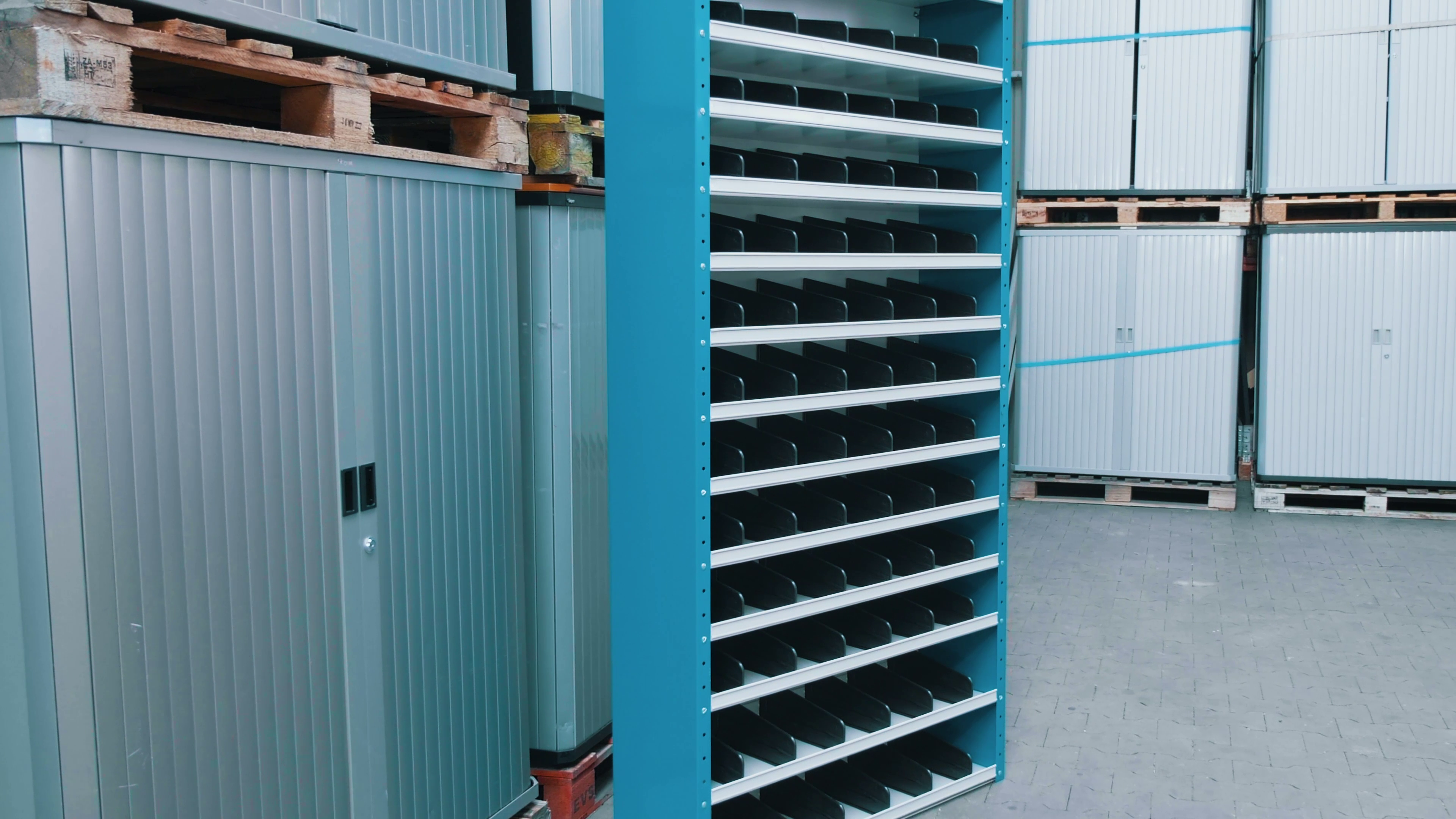 Regał z pojemnikami – kompletny przewodnik po systemach przechowywania do magazynu, warsztatu i domu 1 Regał z przegrodami. Źródło: Brastech